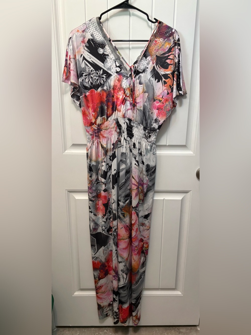 ONE WORLD detailed v-neckline dark floral dress. Size Medium. Elastic waist.